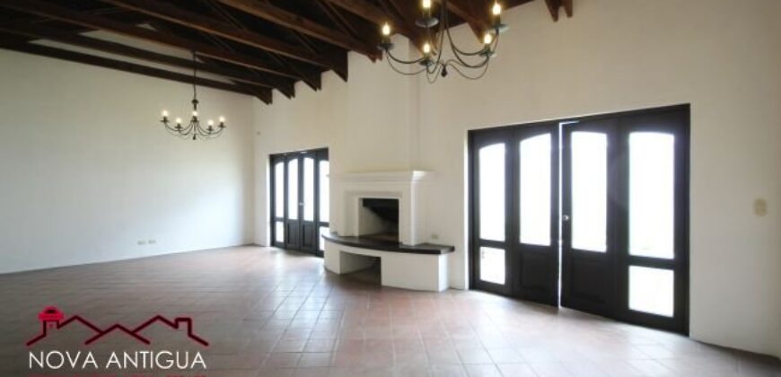 A1088 – Casa en condominio residencial en centro de Antigua