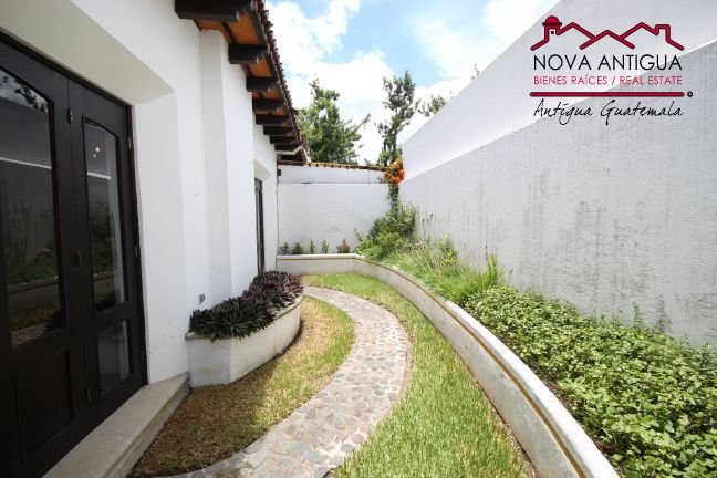 A1088 – House in gated community in central Antigua
