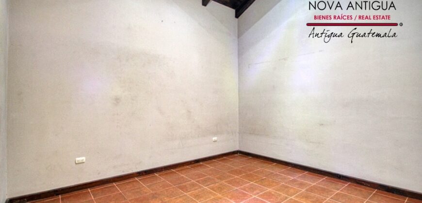 B285 – Casa de un nivel en condominio residencial con piscina