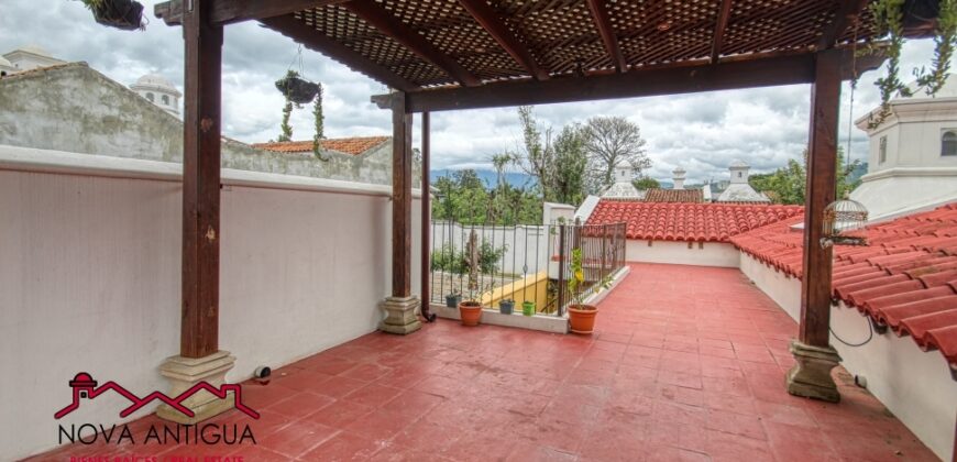 B285 – 1 level home in gated community with swimming pool