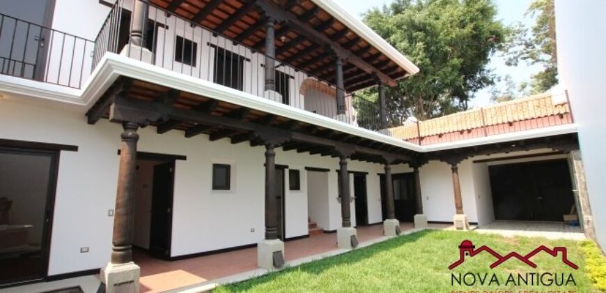 D60 – Two level house in Plazuela del Conquistador