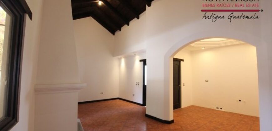 D60 – Brand new, 2 level house in Plazuela del Conquistador