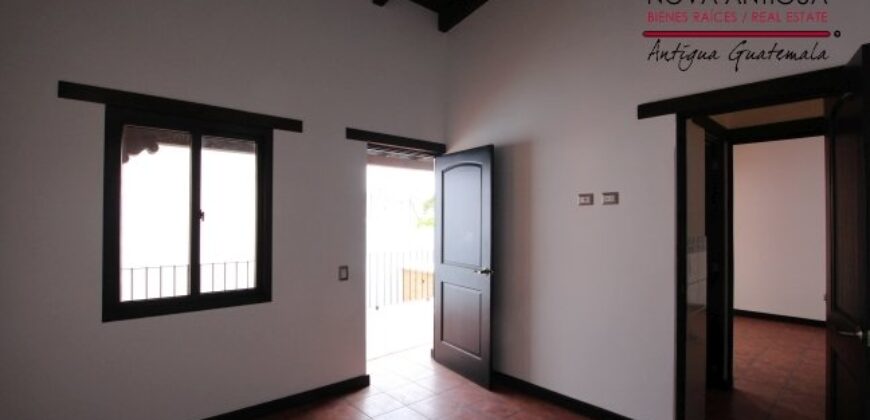 D60 – Brand new, 2 level house in Plazuela del Conquistador