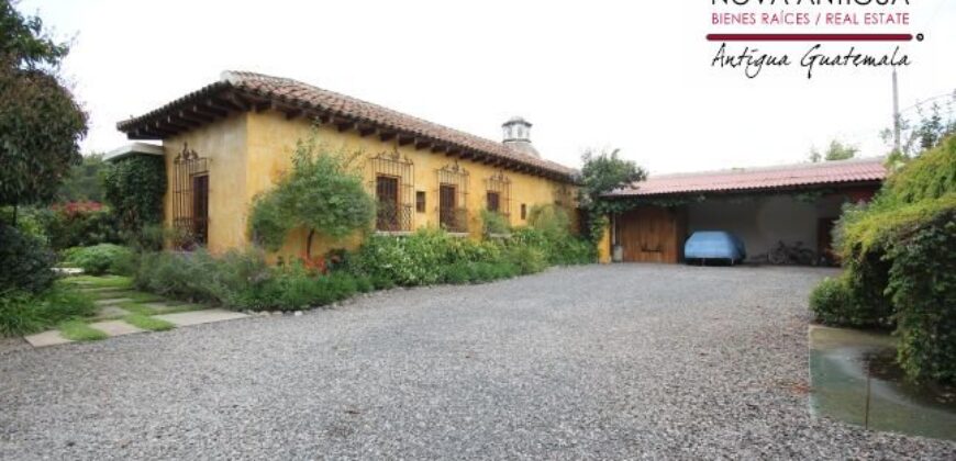 A1103 – Ample property in the center of Antigua Guatemala