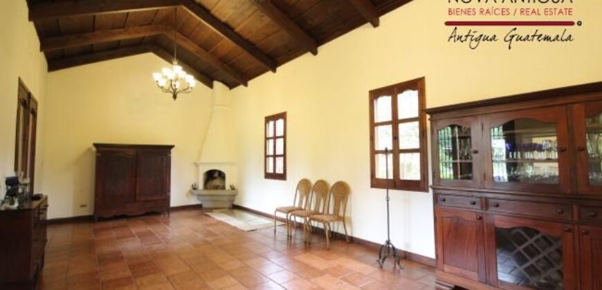 A1103 – Amplia propiedad en el casco de la Antigua Guatemala
