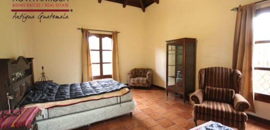 A1103 – Ample property in the center of Antigua Guatemala