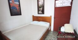 A1106 – Amplia casa en renta en el centro de Antigua, ideal para hostal