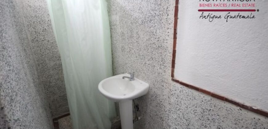 A1106 – Ample house for rent in the center of Antigua, ideal for a hostal