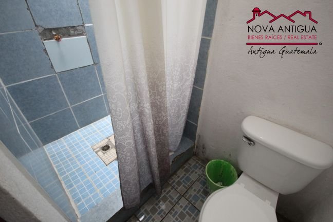 A1106 – Amplia casa en renta en el centro de Antigua, ideal para hostal