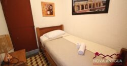 A1106 – Amplia casa en renta en el centro de Antigua, ideal para hostal