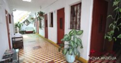 A1106 – Amplia casa en renta en el centro de Antigua, ideal para hostal