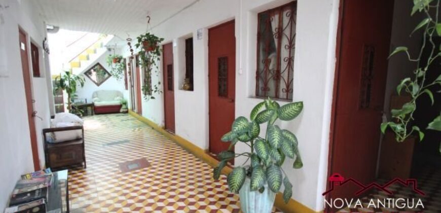 A1106 – Amplia casa en renta en el centro de Antigua, ideal para hostal