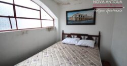 A1106 – Amplia casa en renta en el centro de Antigua, ideal para hostal