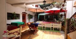 A1106 – Ample house for rent in the center of Antigua, ideal for a hostal