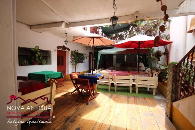 A1106 – Ample house for rent in the center of Antigua, ideal for a hostal
