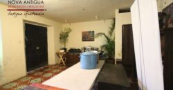 A1106 – Ample house for rent in the center of Antigua, ideal for a hostal