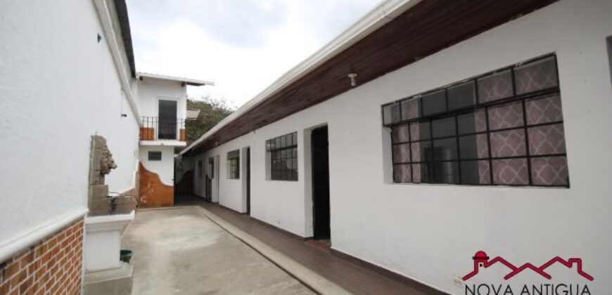 A3117 – Amplia casa en renta en el centro de Antigua
