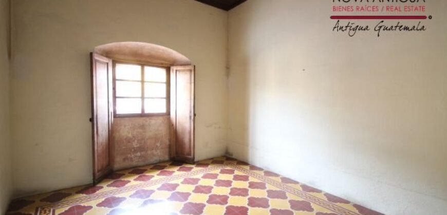 A3118 – Ample house a block from la Merced