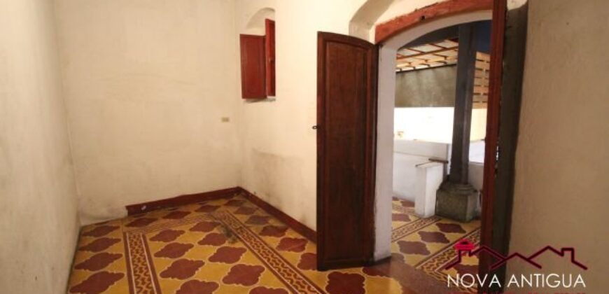 A3118 – Ample house a block from la Merced