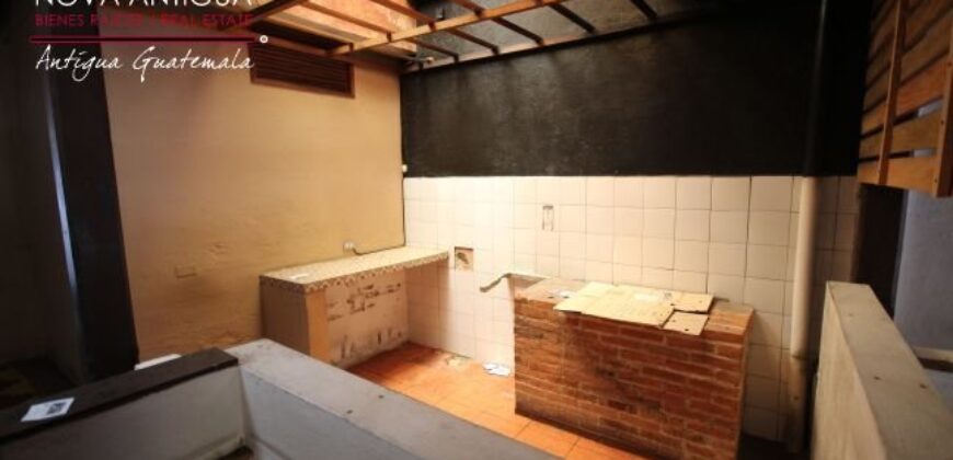 A3118 – Ample house a block from la Merced