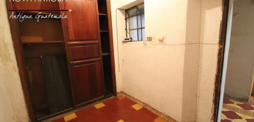 A3118 – Ample house a block from la Merced