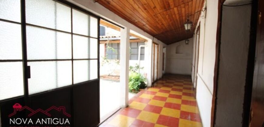 A3118 – Ample house a block from la Merced