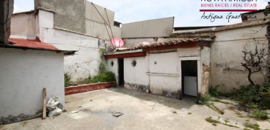 A3118 – Ample house a block from la Merced
