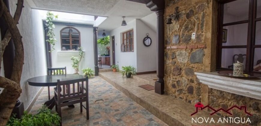 A3121 – Amplia y hermosa casa en el centro de Antigua