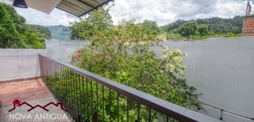 A3121 – Amplia y hermosa casa en el centro de Antigua