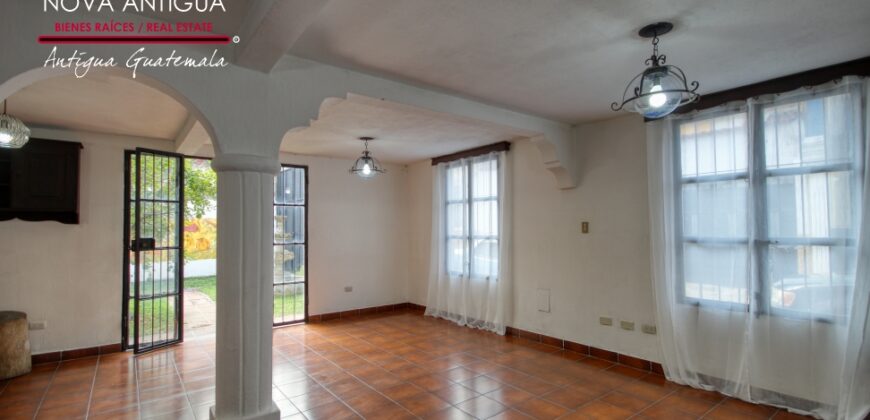 J512 – Beautiful and ample house in San Miguel Escobar