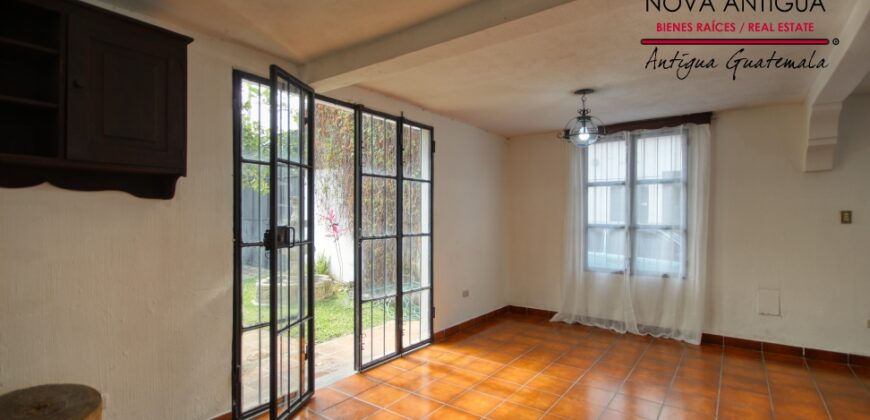 J512 – Hermosa y amplia casa en San Miguel Escobar