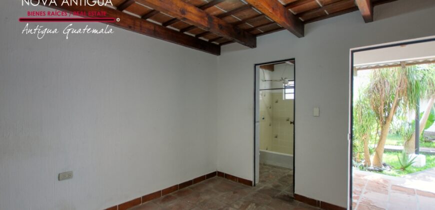 J512 – Beautiful and ample house in San Miguel Escobar