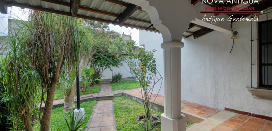 J512 – Beautiful and ample house in San Miguel Escobar