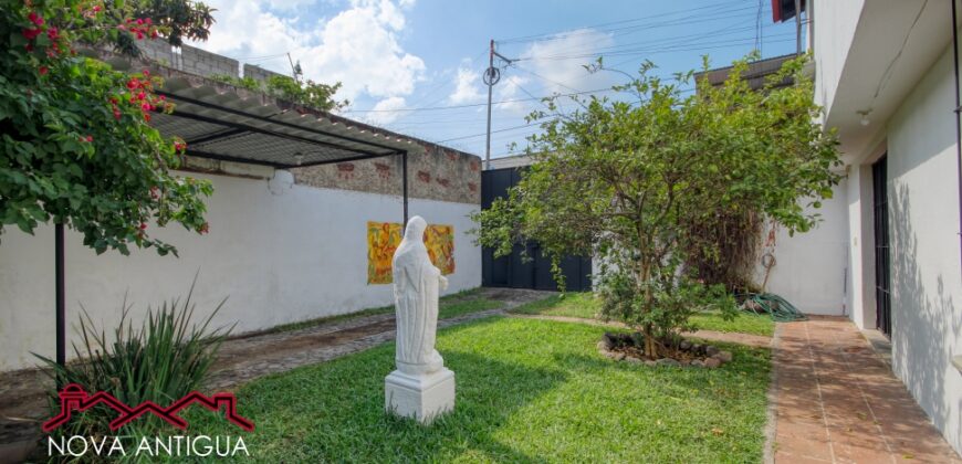 J512 – Hermosa y amplia casa en San Miguel Escobar