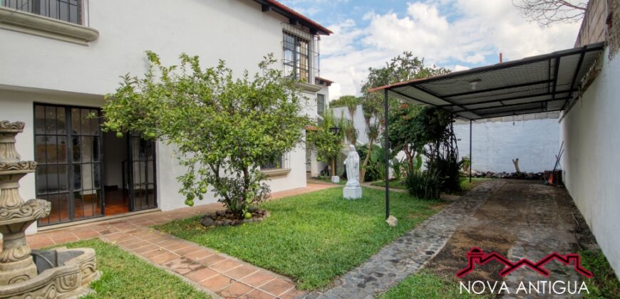 J512 – Beautiful and ample house in San Miguel Escobar