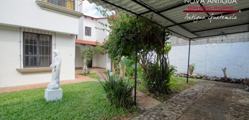J512 – Beautiful and ample house in San Miguel Escobar