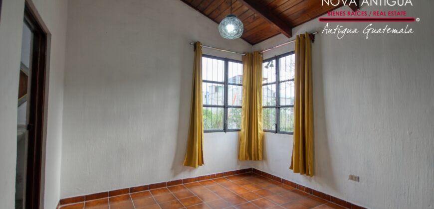 J512 – Beautiful and ample house in San Miguel Escobar