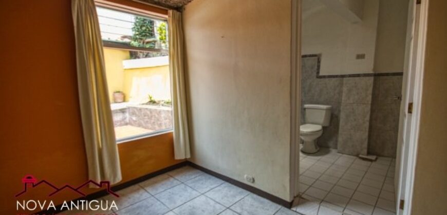 A3128 – Amplia casa en renta en sector tranquilo