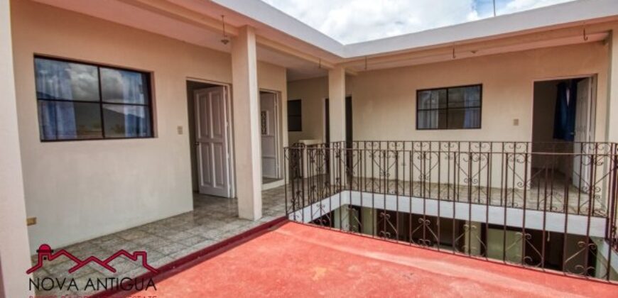 A3128 – Amplia casa en renta en sector tranquilo