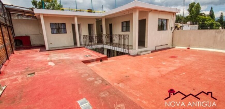 A3128 – Amplia casa en renta en sector tranquilo