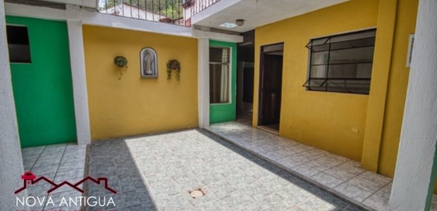 A3128 – Amplia casa en renta en sector tranquilo