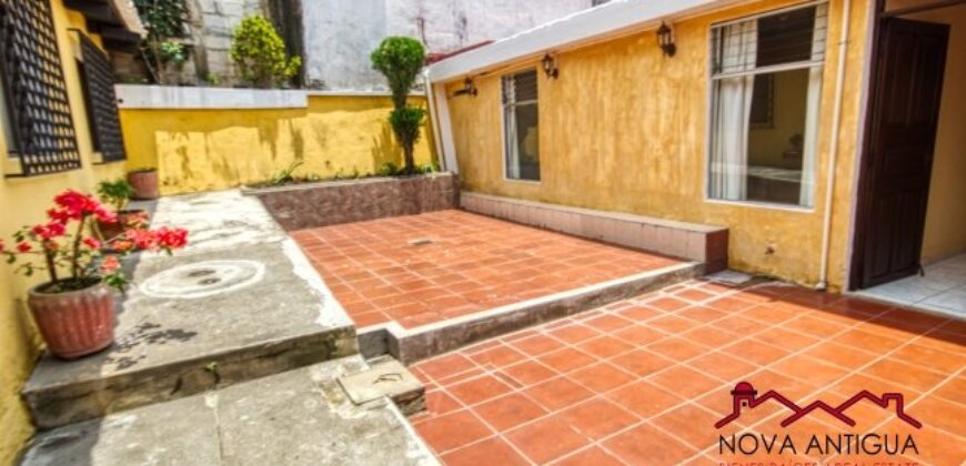 A3128 – Amplia casa en renta en sector tranquilo