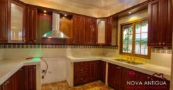 A3999 – 4 bedroom colonial style home in the heart of Antigua