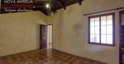 A3999 – Casa estilo colonial de 4 dormitorios en el casco de Antigua