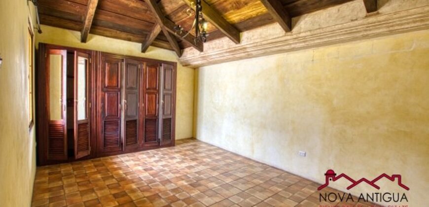 A3999 – Casa estilo colonial de 4 dormitorios en el casco de Antigua
