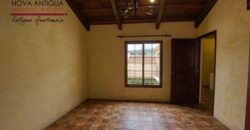 A3999 – Casa estilo colonial de 4 dormitorios en el casco de Antigua