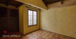 A3999 – Casa estilo colonial de 4 dormitorios en el casco de Antigua