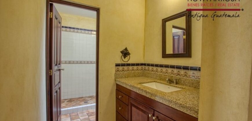 A3999 – Casa estilo colonial de 4 dormitorios en el casco de Antigua
