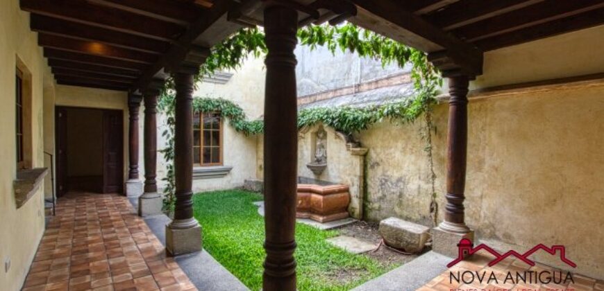 A3999 – Casa estilo colonial de 4 dormitorios en el casco de Antigua