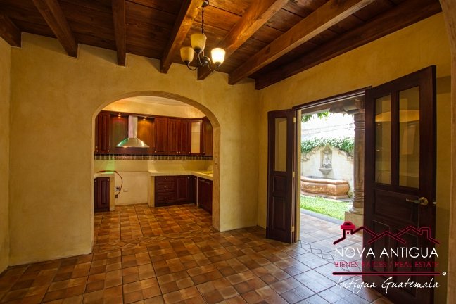A3999 – 4 bedroom colonial style home in the heart of Antigua